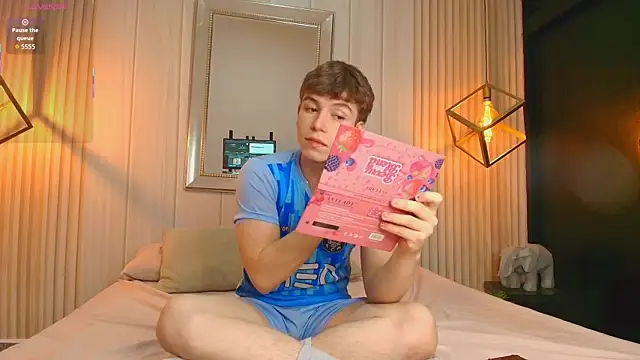 Snapshot of TaylerWhite chatting on October 12, 2025, 1:21 pm TaylerWhite online show from October 12, 2025, 1:21 pm