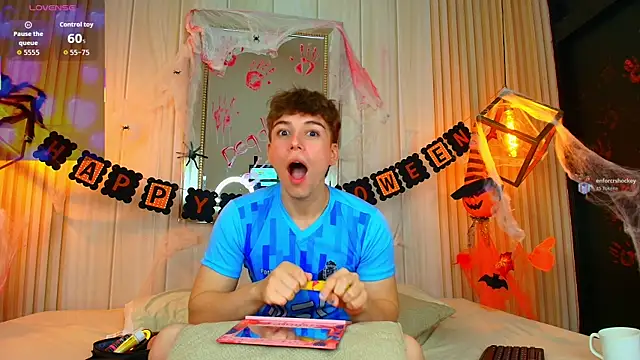 Snapshot of TaylerWhite chatting on October 27, 2025, 12:31 pm TaylerWhite online show from October 27, 2025, 12:31 pm