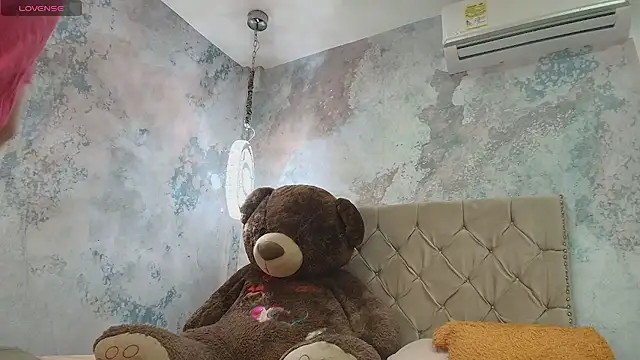 Snapshot of TaylerWhite chatting on November 6, 2025, 12:17 pm TaylerWhite online show from November 6, 2025, 12:17 pm