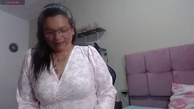 SolVegaNaciente online show from November 5, 2025, 3:06 am