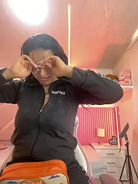 Mia garcia28 online show from November 17, 2025, 12:55 pm