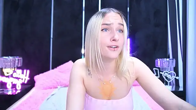 LilElfie online show from October 10, 2025, 1:10 pm