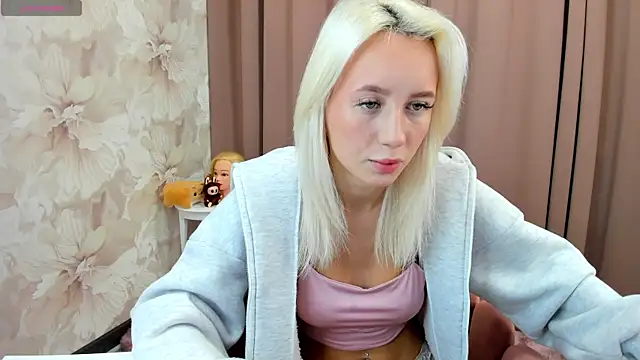 cute luucy online show from October 13, 2025, 2:55 am