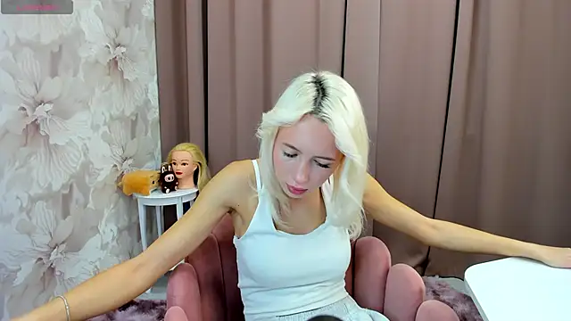 cute luucy online show from October 17, 2025, 3:20 am