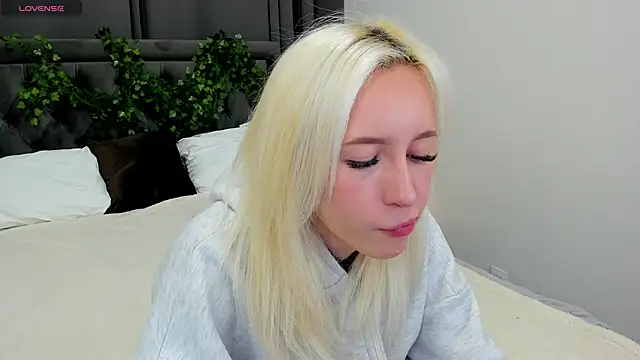 cute luucy online show from November 18, 2025, 1:44 am