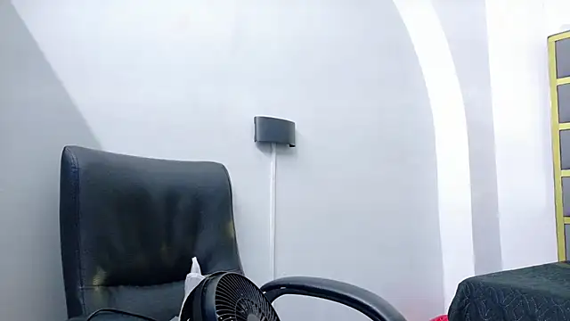 Snapshot of yorbymaxx chatting on December 2, 2025, 2:01 pm yorbymaxx online show from December 2, 2025, 2:01 pm