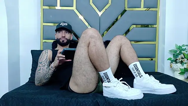 Snapshot of yorbymaxx chatting on December 3, 2025, 2:15 pm yorbymaxx online show from December 3, 2025, 2:15 pm