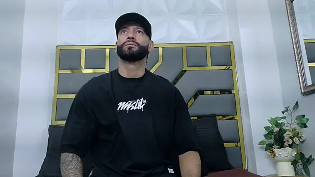 Snapshot of yorbymaxx chatting on December 18, 2025, 2:56 pm yorbymaxx online show from December 18, 2025, 2:56 pm