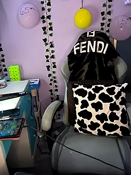 Purple2StayThnxx online show from September 8, 2025, 9:58 pm