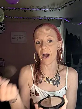 Purple2StayThnxx online show from September 16, 2025, 7:04 pm