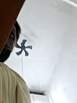 Snapshot of RAYI_Queen_3 chatting on November 13, 2025, 5:01 pm RAYI Queen 3 online show from November 13, 2025, 5:01 pm