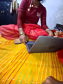 Snapshot of RAYI_Queen_3 chatting on January 6, 2026, 10:45 pm RAYI Queen 3 online show from January 6, 2026, 10:45 pm