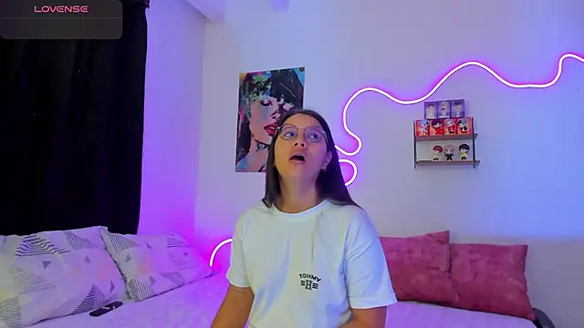 Dilan and Mia online show from September 28, 2025, 1:49 pm