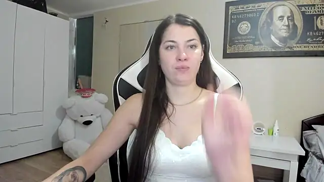 Snapshot of EmiLovsi chatting on October 9, 2025, 7:34 pm EmiLovsi online show from October 9, 2025, 7:34 pm