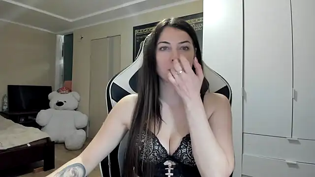 Snapshot of EmiLovsi chatting on October 27, 2025, 9:41 pm EmiLovsi online show from October 27, 2025, 9:41 pm