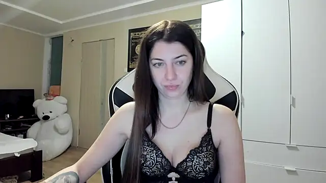 EmiLovsi online show from December 14, 2025, 4:12 pm