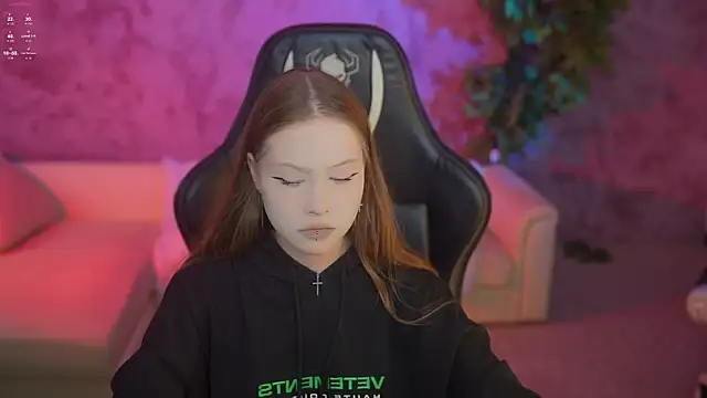 Esmie Smile online show from September 13, 2025, 2:28 pm