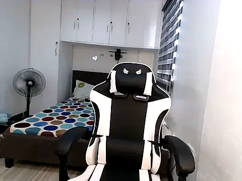 eattmebabyy online show from November 28, 2025, 2:47 am