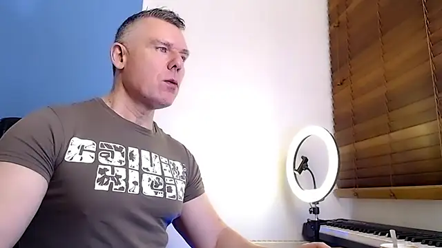 tomfoxcam online show from November 12, 2025, 6:03 am