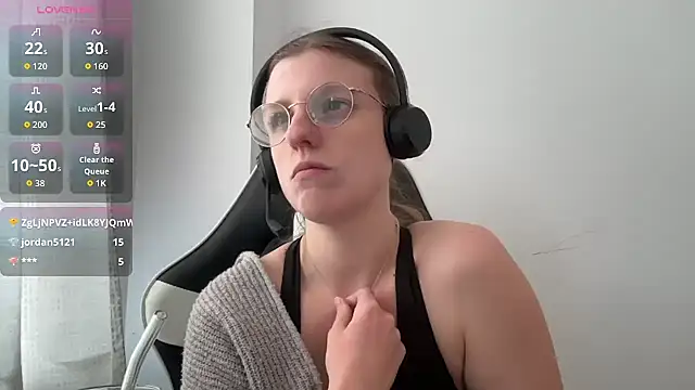 BustyKellyXXX online show from April 3, 2026, 10:46 am