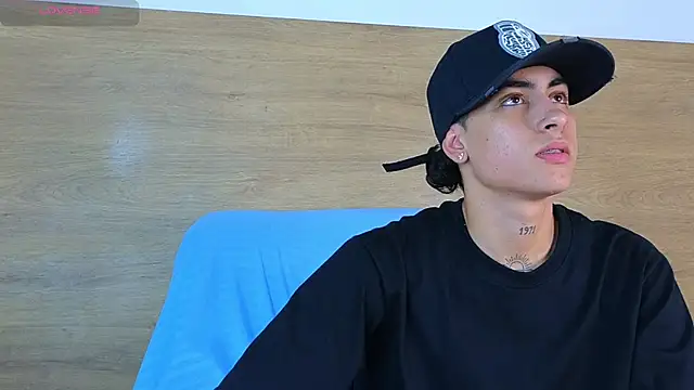 Stiven Benet  online show from September 25, 2025, 4:21 pm