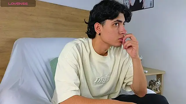 Stiven Benet  online show from November 1, 2025, 12:51 pm