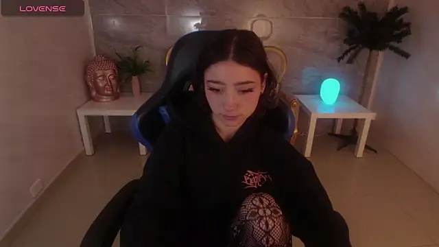 venuss09 s online show from September 19, 2025, 1:34 pm