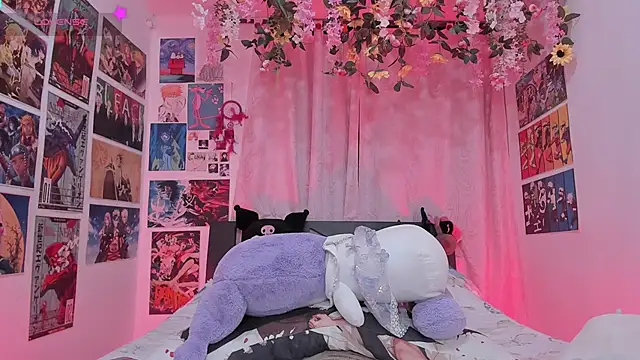 FluffyMelons online show from April 8, 2026, 11:05 pm