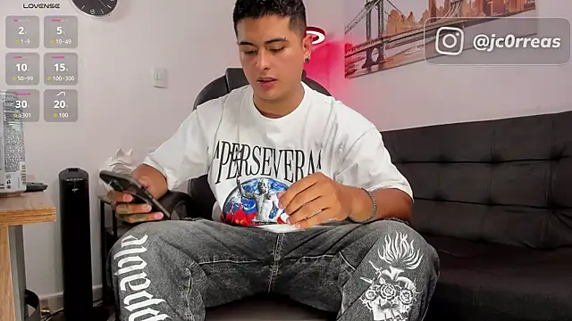 Snapshot of _Juanes chatting on October 25, 2025, 10:26 pm Juanes online show from October 25, 2025, 10:26 pm