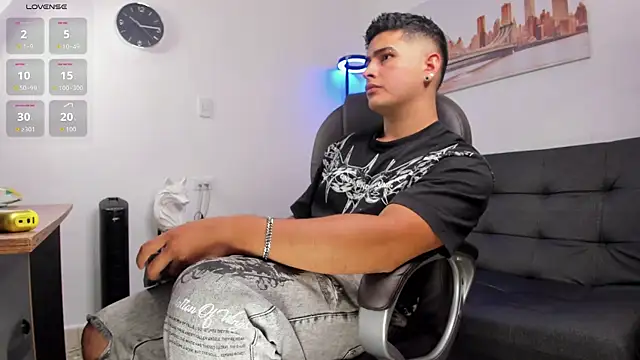 Snapshot of _Juanes chatting on October 27, 2025, 10:03 pm Juanes online show from October 27, 2025, 10:03 pm