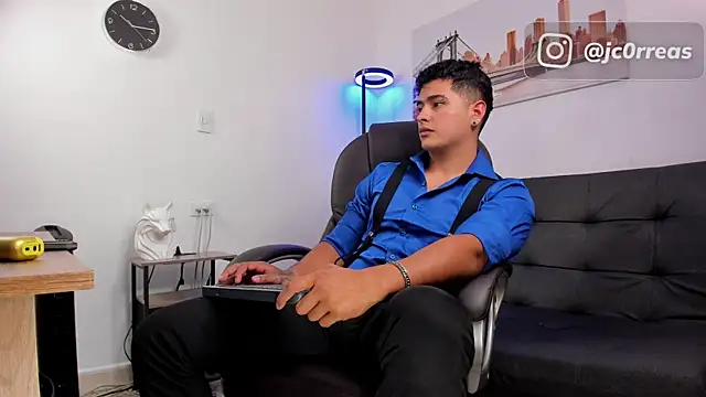 Snapshot of _Juanes chatting on November 4, 2025, 8:30 pm Juanes online show from November 4, 2025, 8:30 pm