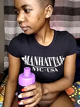 Snapshot of Berryangel03 chatting on October 15, 2025, 11:21 am Berryangel03 online show from October 15, 2025, 11:21 am