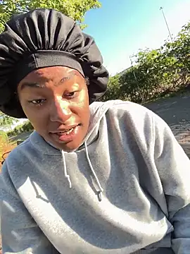 Tu GataLinda online show from October 5, 2025, 12:25 pm