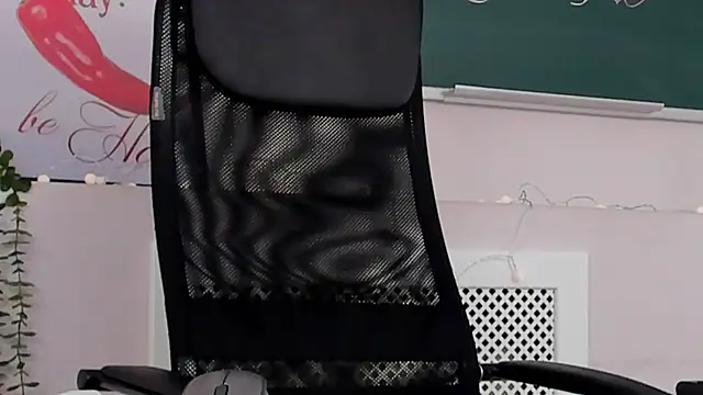 NoraHaynes online show from April 11, 2026, 8:18 am