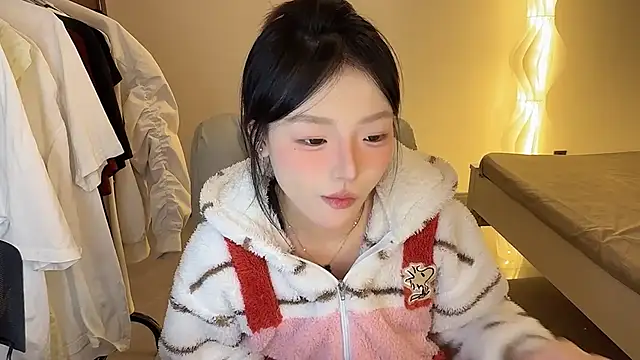 Robin-o3 online show from October 19, 2025, 3:45 pm