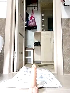 N i k o l a u online show from April 10, 2026, 2:44 pm