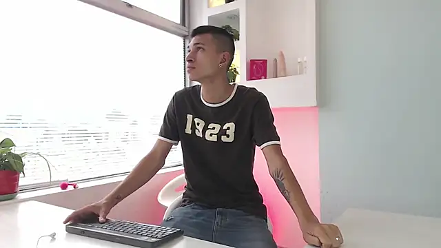 AmelieAndAce online show from September 19, 2025, 1:01 pm