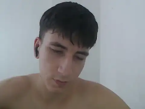Snapshot of younewmaster chatting on February 17, 2026, 8:37 pm younewmaster online show from February 17, 2026, 8:37 pm