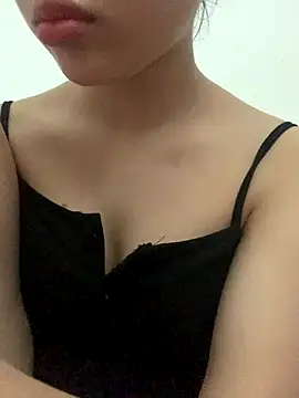 Nguyenha11 online show from September 28, 2025, 8:42 am