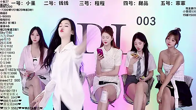 Snapshot of ZZ00033S chatting on October 7, 2025, 8:33 am ZZ00033S online show from October 7, 2025, 8:33 am