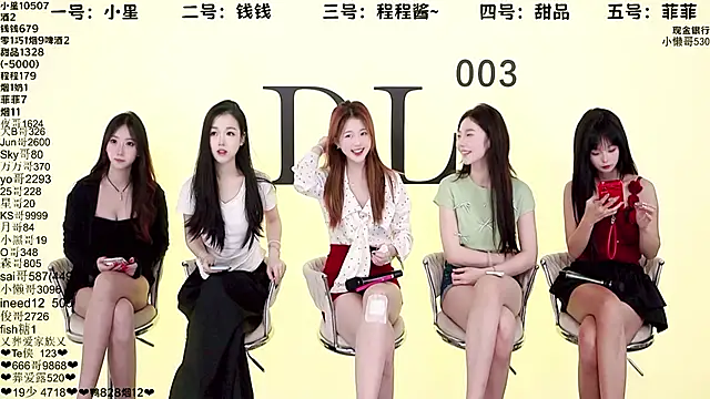 Snapshot of ZZ00033S chatting on October 13, 2025, 8:25 am ZZ00033S online show from October 13, 2025, 8:25 am