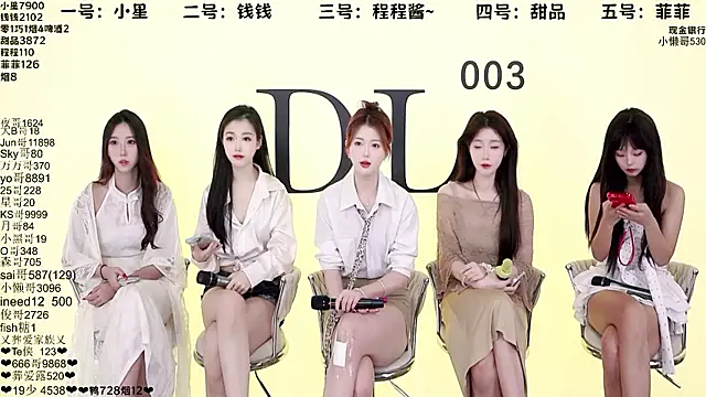 Snapshot of ZZ00033S chatting on October 14, 2025, 8:26 am ZZ00033S online show from October 14, 2025, 8:26 am