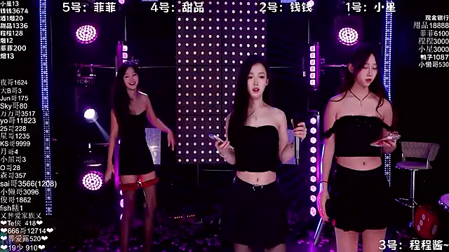 Snapshot of ZZ00033S chatting on November 5, 2025, 8:25 am ZZ00033S online show from November 5, 2025, 8:25 am