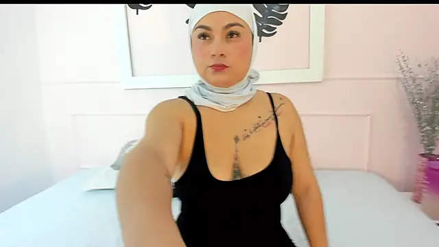 azaharaaa  online show from September 26, 2025, 11:36 am