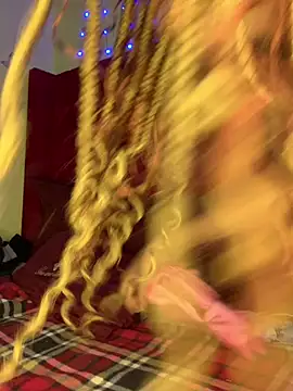 Seductive Yellow Titties online show from June 4, 2026, 8:42 am