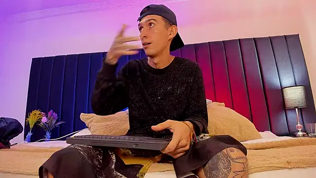 dominik thompson777 online show from October 6, 2025, 7:28 am