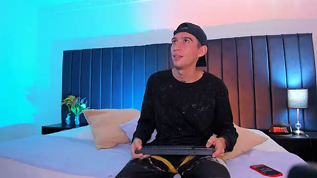 dominik thompson777 online show from October 8, 2025, 4:32 am