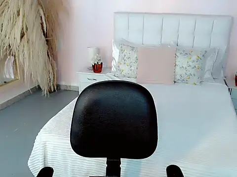 nathalialoes1 online show from October 2, 2025, 7:10 pm