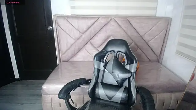 Luna Star v online show from October 18, 2025, 3:31 am