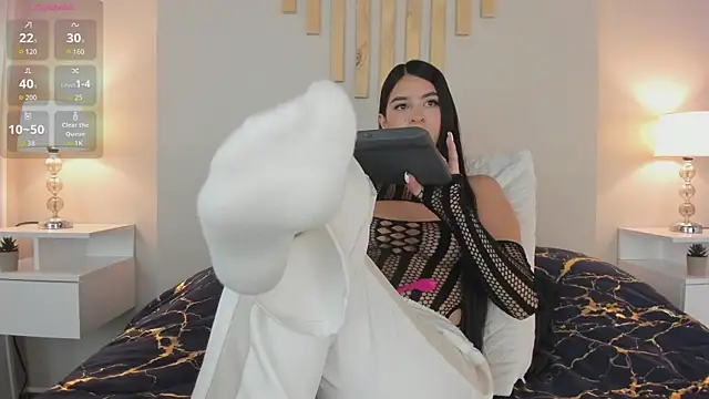 natachadiaz  online show from October 18, 2025, 11:33 am